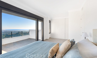 Nieuwe moderne huizen te koop met panoramisch berg- en zeezicht in een urbanisatie te midden de natuur in Marbella Oost 27589 
