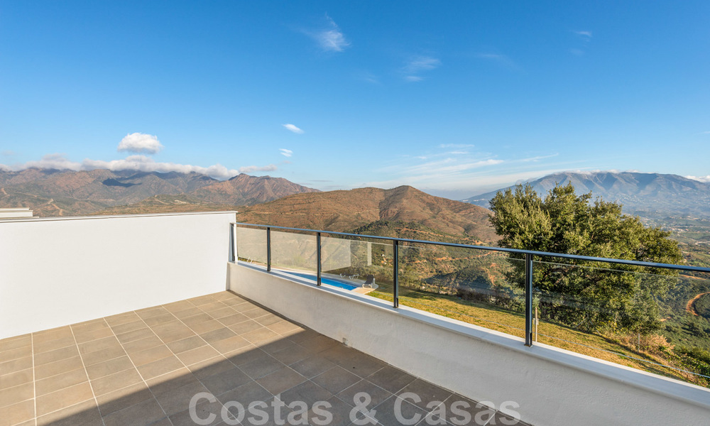 Nieuwe moderne huizen te koop met panoramisch berg- en zeezicht in een urbanisatie te midden de natuur in Marbella Oost 27591
