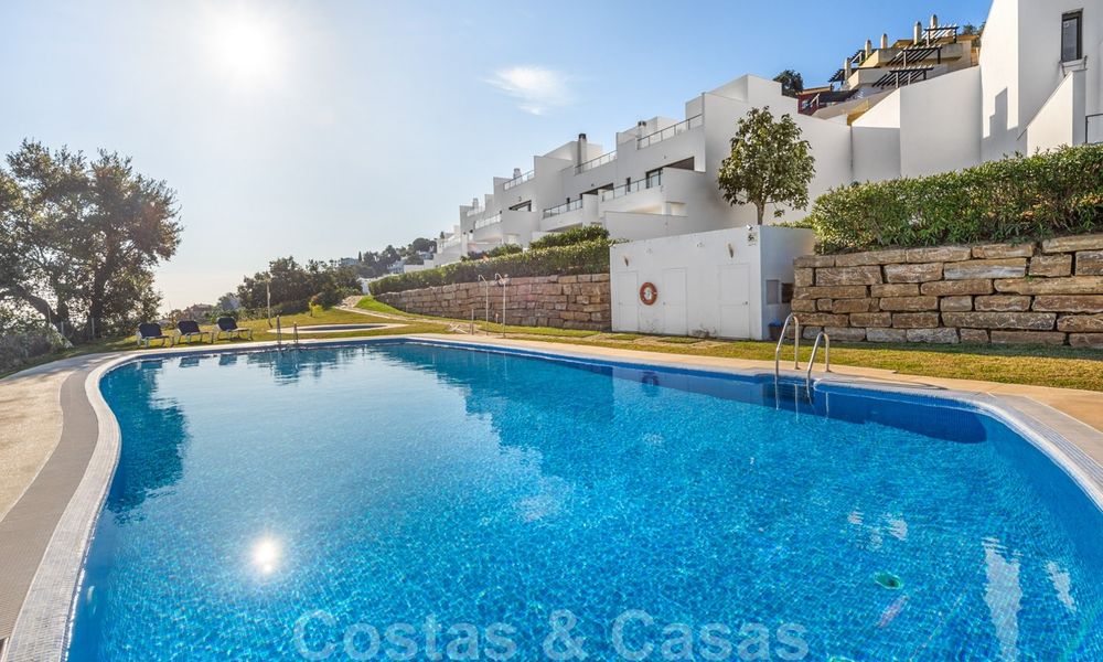 Nieuwe moderne huizen te koop met panoramisch berg- en zeezicht in een urbanisatie te midden de natuur in Marbella Oost 27595