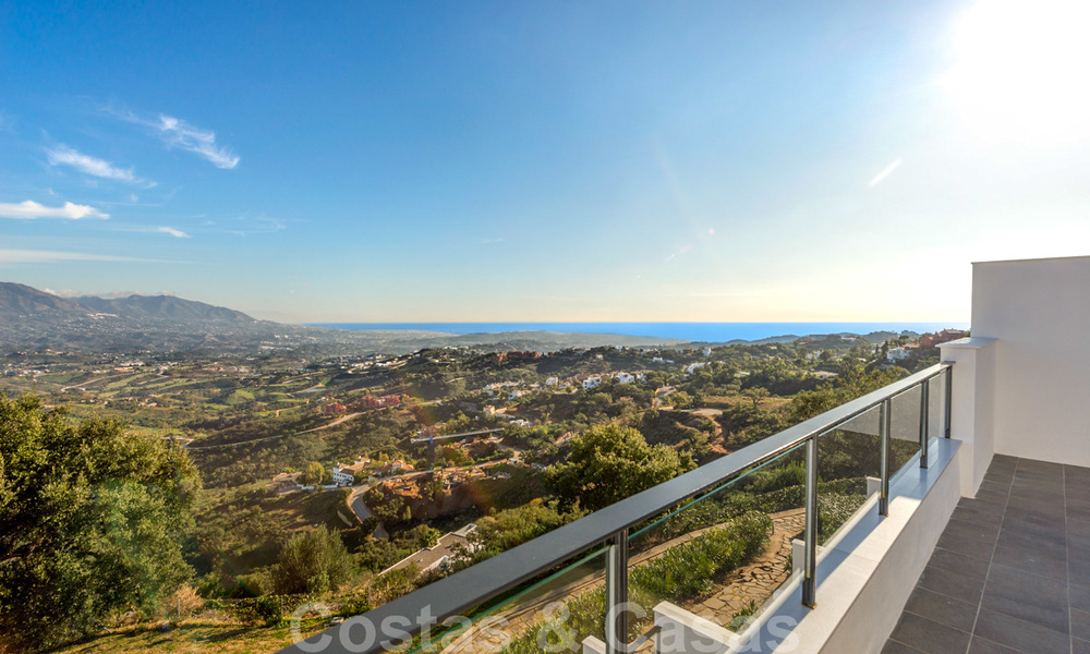 Nieuwe moderne huizen te koop met panoramisch berg- en zeezicht in een urbanisatie te midden de natuur in Marbella Oost 27597