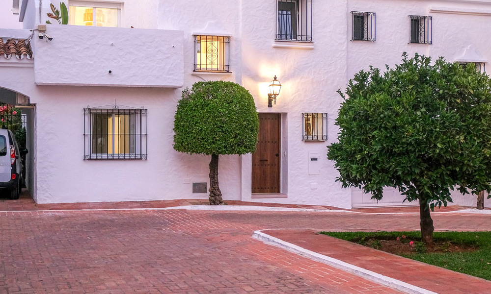 Prachtig gerenoveerde koopwoning met 4 slaapkamers op loopafstand van lokale voorzieningen en Puerto Banus in Marbella 27632