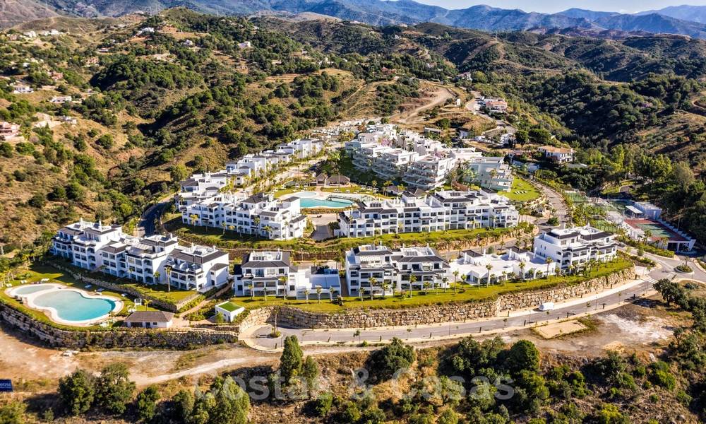 Nieuwe moderne appartementen met panoramisch berg- en zeezicht te koop in de heuvels van Estepona, dichtbij de stad 27731