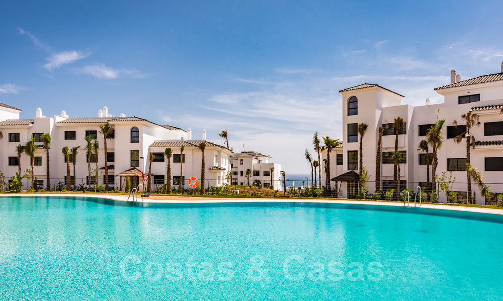 Nieuwe moderne appartementen met panoramisch berg- en zeezicht te koop in de heuvels van Estepona, dichtbij de stad 27747