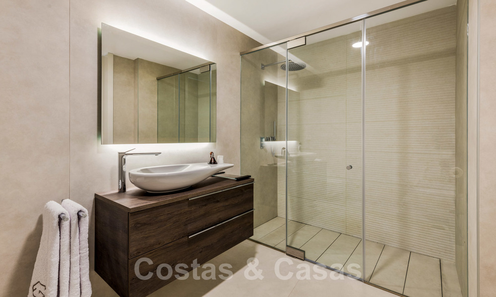 Instapklare moderne luxe eerstelijns strand penthouses te koop in Estepona, Costa del Sol. Promotie! 27768