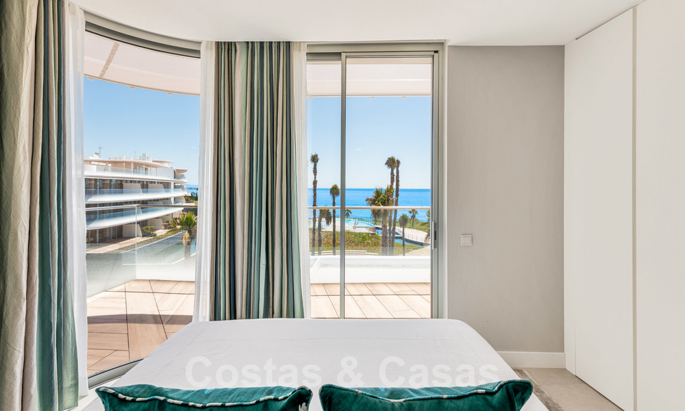 Instapklare moderne luxe eerstelijns strand penthouses te koop in Estepona, Costa del Sol 27770
