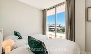 Instapklare moderne luxe eerstelijns strand penthouses te koop in Estepona, Costa del Sol. Promotie! 27772 