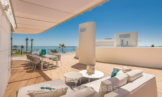 Instapklare moderne luxe eerstelijns strand penthouses te koop in Estepona, Costa del Sol. Promotie! 27775 