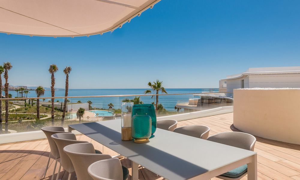 Instapklare moderne luxe eerstelijns strand penthouses te koop in Estepona, Costa del Sol. Promotie! 27780