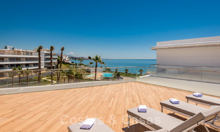 Instapklare moderne luxe eerstelijns strand penthouses te koop in Estepona, Costa del Sol. Promotie! 27781 