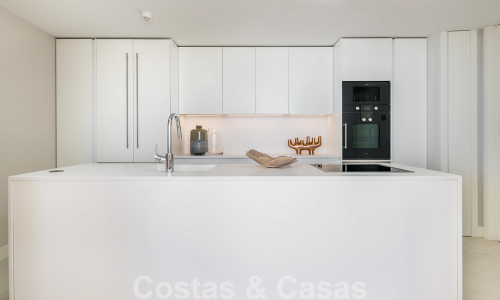 Instapklare moderne luxe eerstelijns strand penthouses te koop in Estepona, Costa del Sol. Promotie! 27783