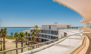 Instapklare moderne luxe eerstelijns strand penthouses te koop in Estepona, Costa del Sol. Promotie! 27785 