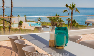 Instapklare moderne luxe eerstelijns strand penthouses te koop in Estepona, Costa del Sol. Promotie! 27787 