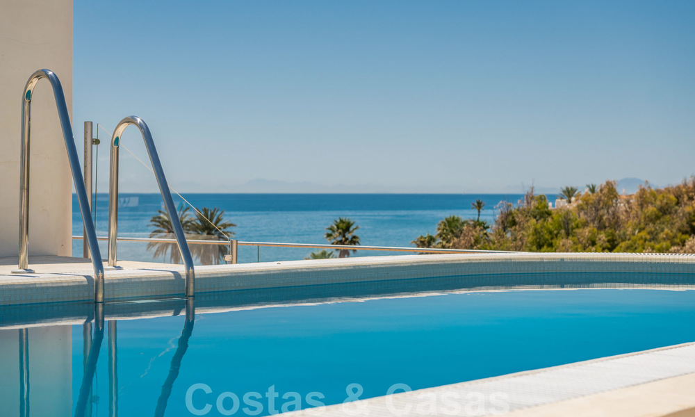 Instapklare moderne luxe eerstelijns strand penthouses te koop in Estepona, Costa del Sol 27788