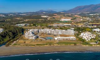 Instapklare moderne luxe eerstelijns strand penthouses te koop in Estepona, Costa del Sol. Promotie! 27801 