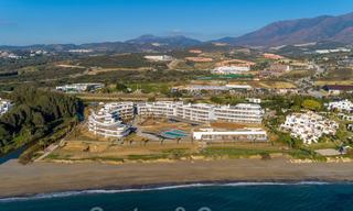Instapklare moderne luxe eerstelijns strand penthouses te koop in Estepona, Costa del Sol. Promotie! 27801 