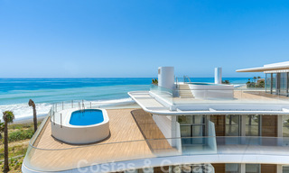Instapklare moderne luxe eerstelijns strand penthouses te koop in Estepona, Costa del Sol. Promotie! 27811 
