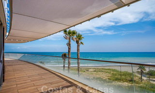 Instapklare moderne luxe eerstelijns strand penthouses te koop in Estepona, Costa del Sol. Promotie! 27812 