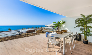 Instapklare sensationele moderne luxe eerstelijns strand appartementen te koop in Estepona, Costa del Sol 27842 