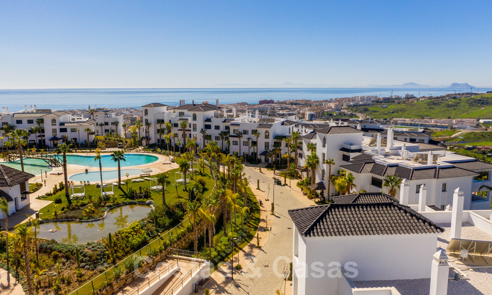 Nieuwe moderne appartementen met talrijke voorzieningen en panoramisch zeezicht te koop dichtbij de stad Estepona 27900