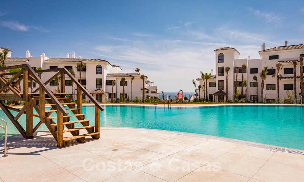 Nieuwe moderne appartementen met talrijke voorzieningen en panoramisch zeezicht te koop dichtbij de stad Estepona 27903