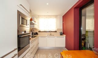 Tijdloos modern appartement te koop in Marbella met zeezicht 27960 