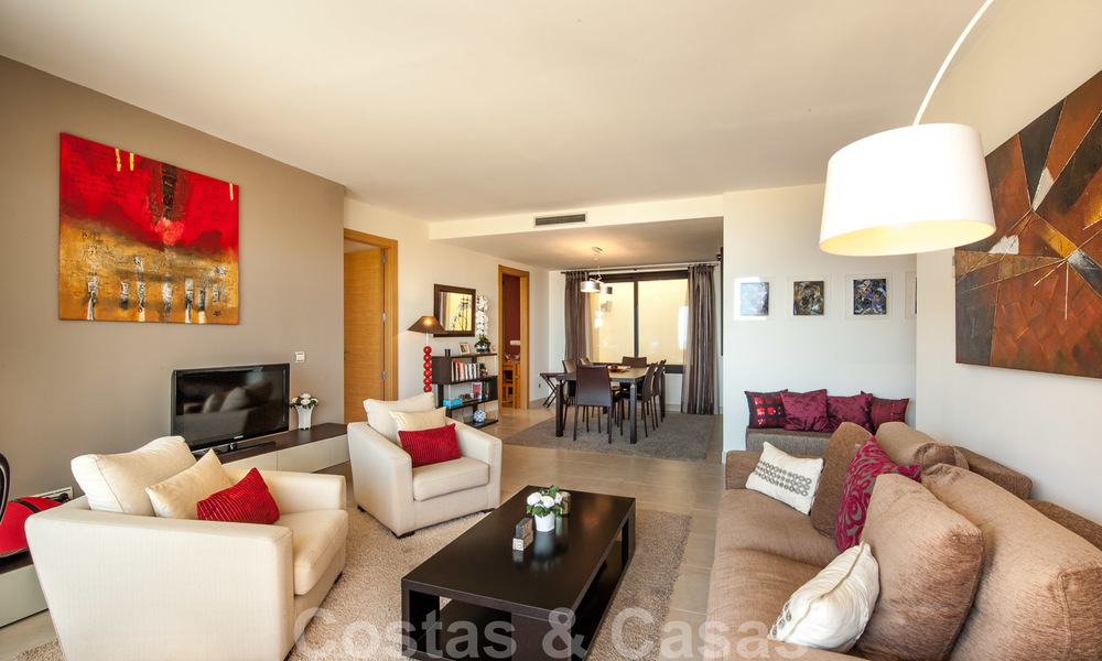 Tijdloos modern appartement te koop in Marbella met zeezicht 27967