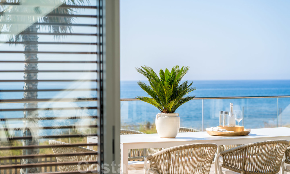 Instapklare moderne luxe eerstelijnsstrand villa te koop in een exclusief complex in Estepona, Costa del Sol 28205