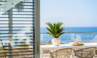 Instapklare moderne luxe eerstelijnsstrand villa te koop in een exclusief complex in Estepona, Costa del Sol 28205 