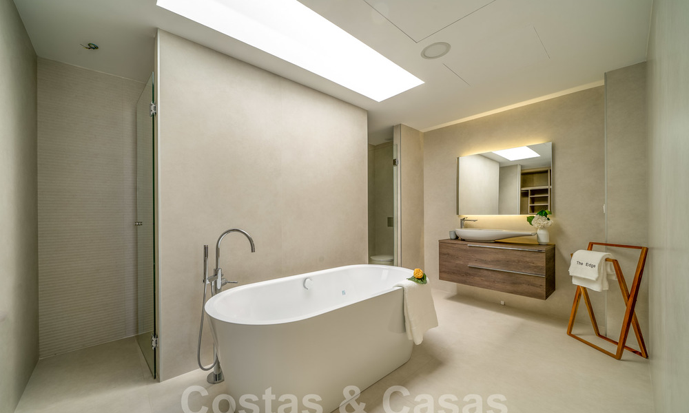 Instapklare moderne luxe eerstelijnsstrand villa te koop in een exclusief complex in Estepona, Costa del Sol 28206
