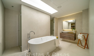 Instapklare moderne luxe eerstelijnsstrand villa te koop in een exclusief complex in Estepona, Costa del Sol 28206 