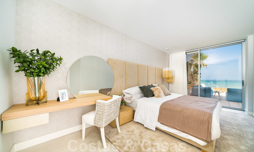 Instapklare moderne luxe eerstelijnsstrand villa te koop in een exclusief complex in Estepona, Costa del Sol 28207