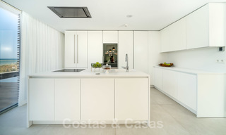 Instapklare moderne luxe eerstelijnsstrand villa te koop in een exclusief complex in Estepona, Costa del Sol 28209 