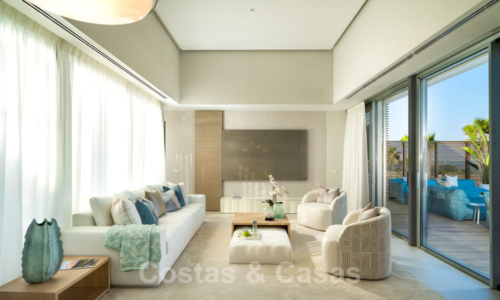 Instapklare moderne luxe eerstelijnsstrand villa te koop in een exclusief complex in Estepona, Costa del Sol 28210