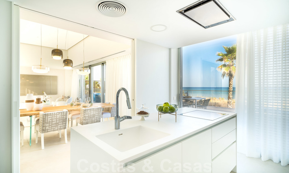 Instapklare moderne luxe eerstelijnsstrand villa te koop in een exclusief complex in Estepona, Costa del Sol 28211