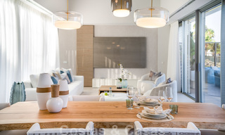 Instapklare moderne luxe eerstelijnsstrand villa te koop in een exclusief complex in Estepona, Costa del Sol 28212 