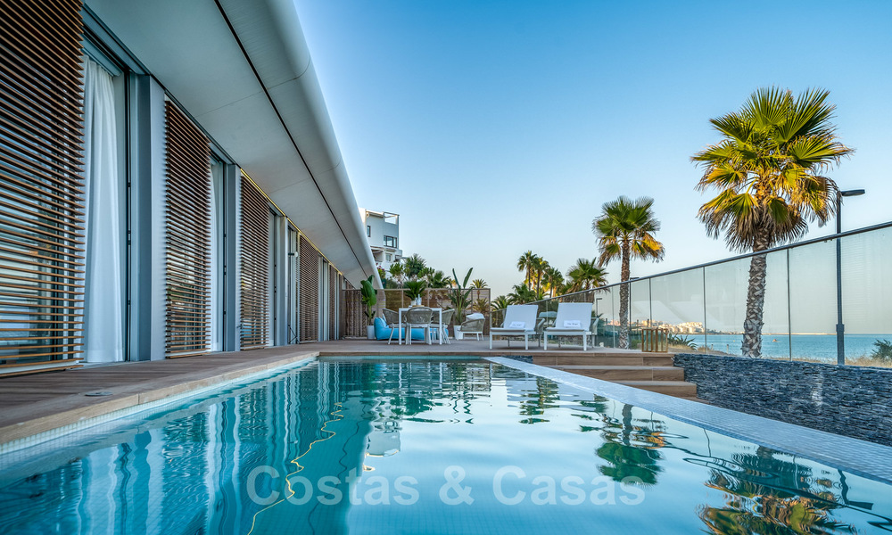 Instapklare moderne luxe eerstelijnsstrand villa te koop in een exclusief complex in Estepona, Costa del Sol 28216