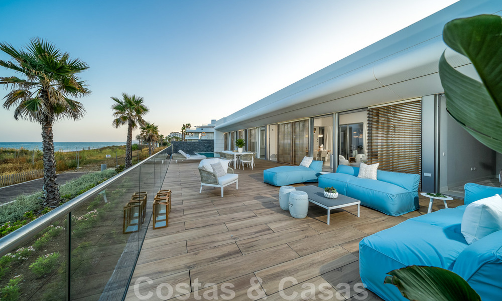 Instapklare moderne luxe eerstelijnsstrand villa te koop in een exclusief complex in Estepona, Costa del Sol 28218