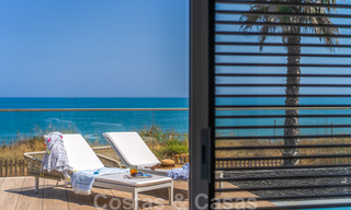 Instapklare moderne luxe eerstelijnsstrand villa te koop in een exclusief complex in Estepona, Costa del Sol 28219 