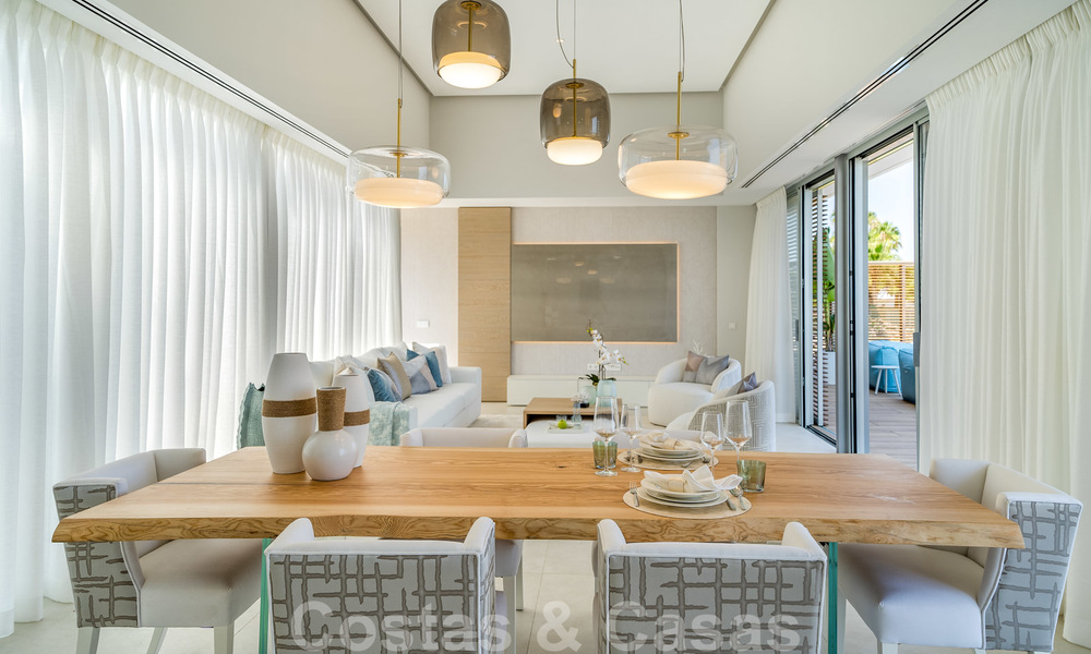 Instapklare moderne luxe eerstelijnsstrand villa te koop in een exclusief complex in Estepona, Costa del Sol 28220