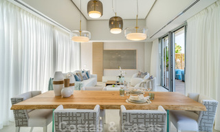 Instapklare moderne luxe eerstelijnsstrand villa te koop in een exclusief complex in Estepona, Costa del Sol 28220 