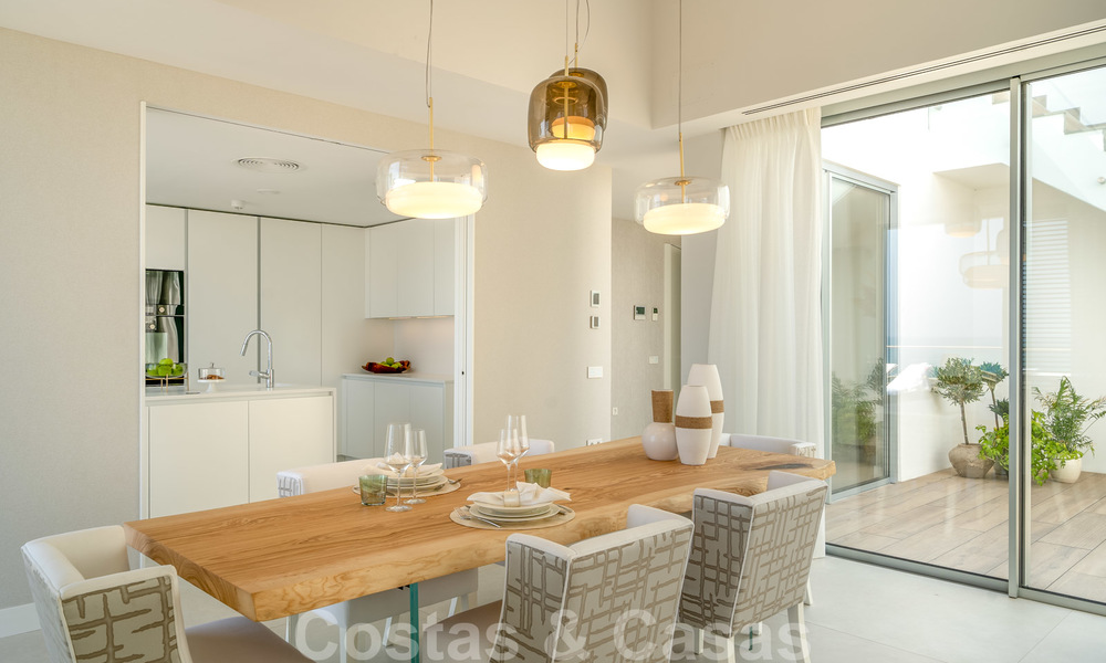 Instapklare moderne luxe eerstelijnsstrand villa te koop in een exclusief complex in Estepona, Costa del Sol 28221