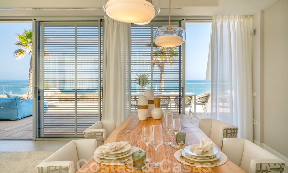 Instapklare moderne luxe eerstelijnsstrand villa te koop in een exclusief complex in Estepona, Costa del Sol 28222