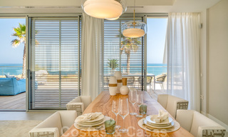 Instapklare moderne luxe eerstelijnsstrand villa te koop in een exclusief complex in Estepona, Costa del Sol 28222 