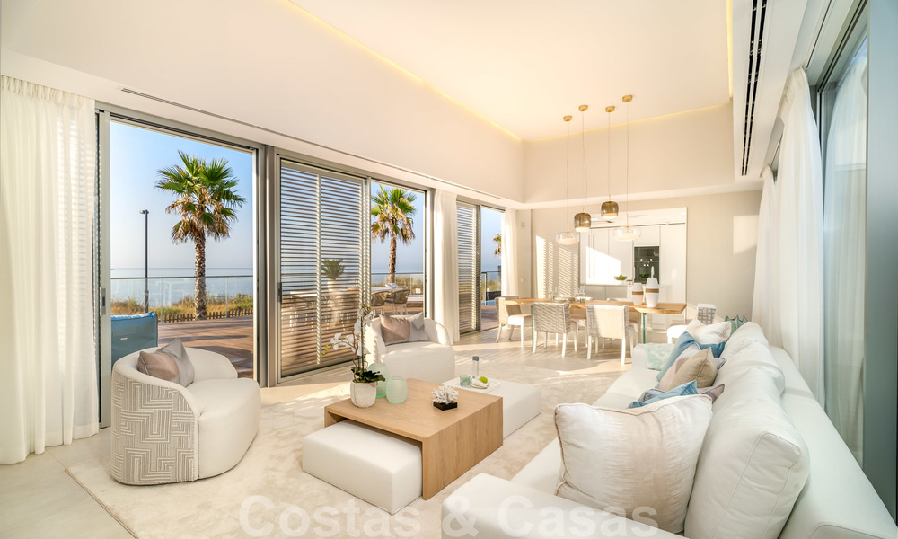 Instapklare moderne luxe eerstelijnsstrand villa te koop in een exclusief complex in Estepona, Costa del Sol 28223