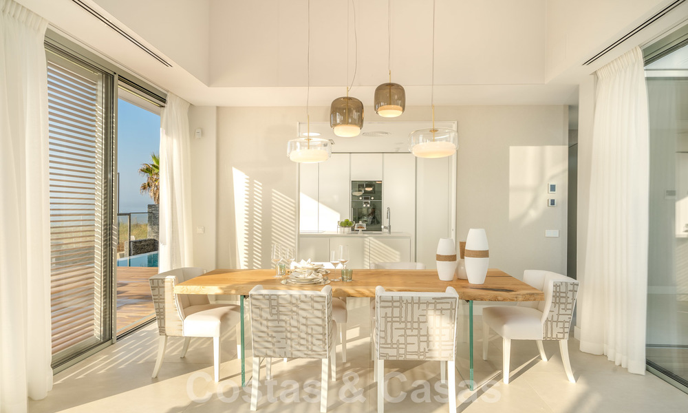 Instapklare moderne luxe eerstelijnsstrand villa te koop in een exclusief complex in Estepona, Costa del Sol 28225