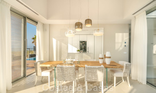 Instapklare moderne luxe eerstelijnsstrand villa te koop in een exclusief complex in Estepona, Costa del Sol 28225 