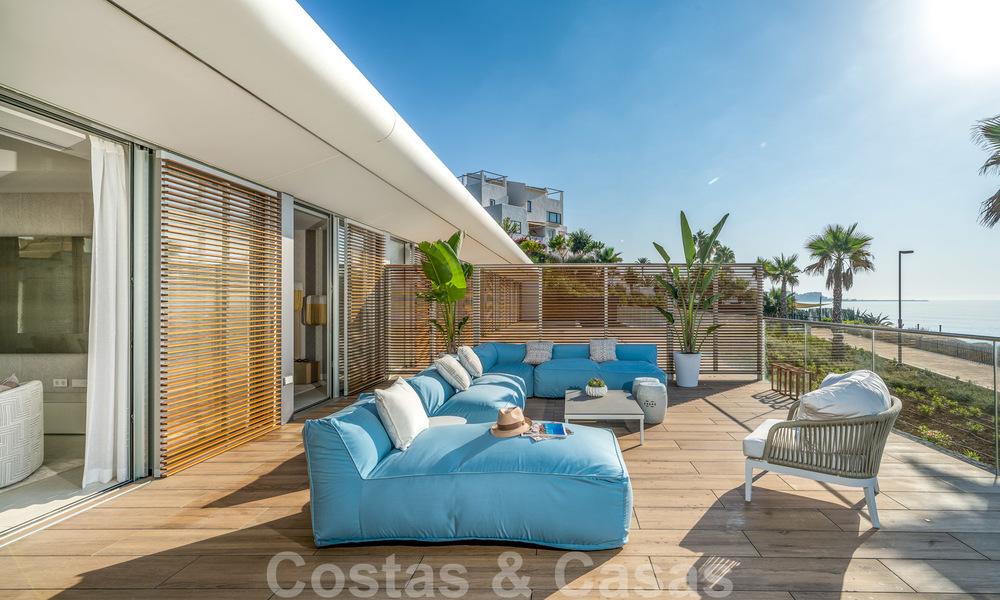 Instapklare moderne luxe eerstelijnsstrand villa te koop in een exclusief complex in Estepona, Costa del Sol 28226
