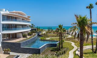 Instapklare moderne luxe eerstelijnsstrand villa te koop in een exclusief complex in Estepona, Costa del Sol 28229 