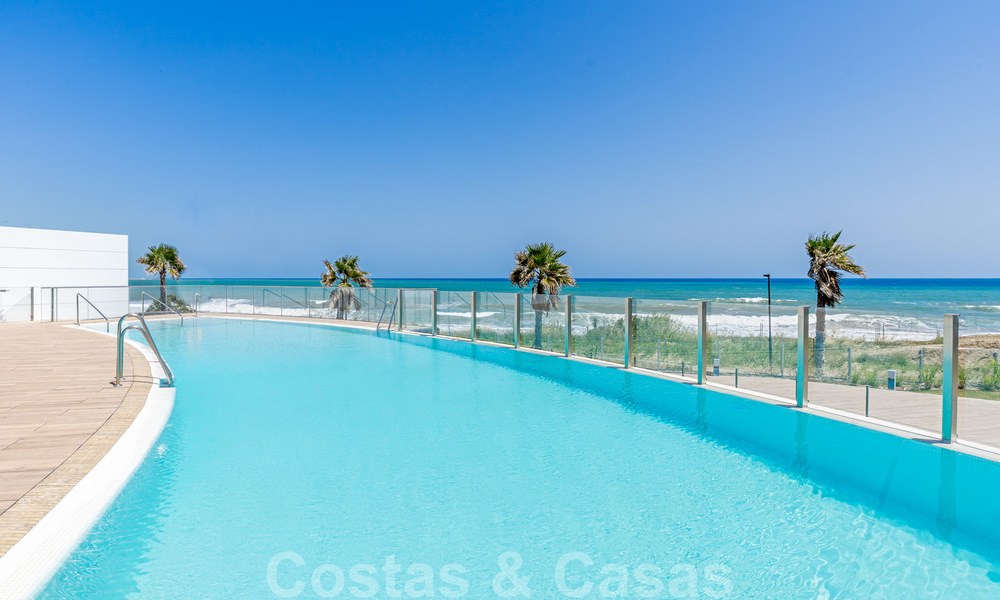 Instapklare moderne luxe eerstelijnsstrand villa te koop in een exclusief complex in Estepona, Costa del Sol 28230