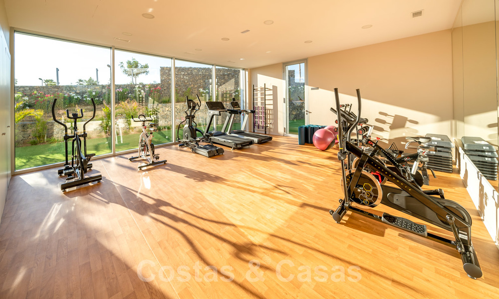 Instapklare moderne luxe eerstelijnsstrand villa te koop in een exclusief complex in Estepona, Costa del Sol 28236